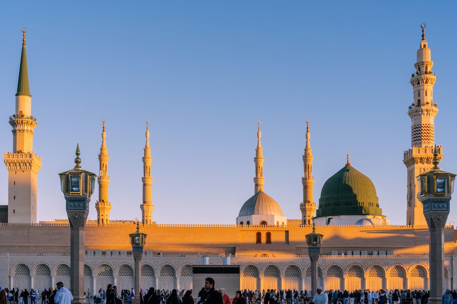 الحجاج يطوفون حول الكعبة ليلاً خلال العمرة