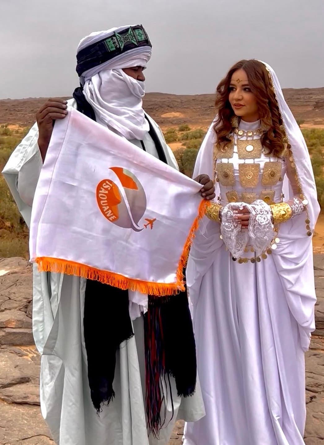 فريق وكالة سفر يتشاور حول مكتب العمل