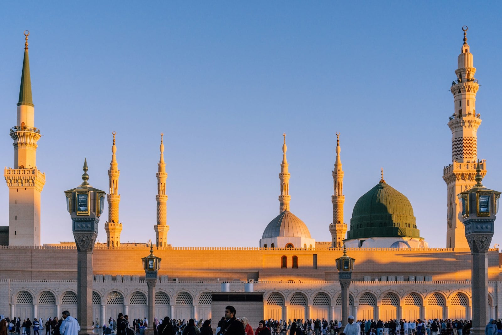 حجاج يطوفون حول الكعبة ليلاً خلال العمرة
